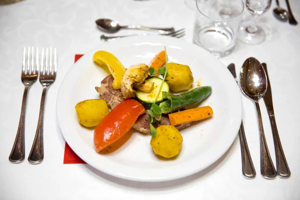 Dekore edilmiş bir Noel masa üzerinde bir tabakta et güzel hizmet bölümü