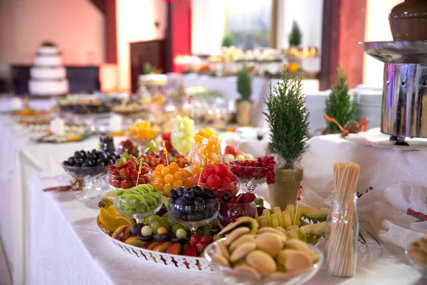 Prachtig Geselecteerde Samenstelling Van Gebak Fruit Een Prachtig Gedekte Tafel — Stockfoto