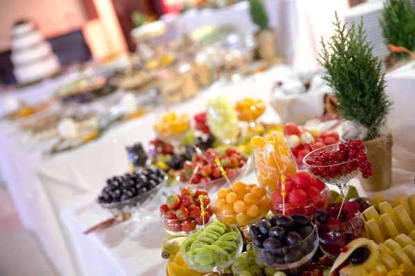 ケーキや果物見事設定テーブルの上の美しい選択したコンポジション — ストック写真