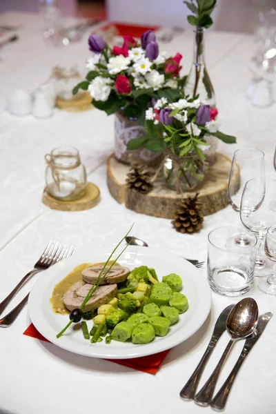 Uma Porção Belamente Servida Carne Uma Chapa Uma Mesa Natal — Fotografia de Stock