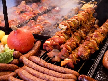 Noel pazarı geleneksel yemekler servis