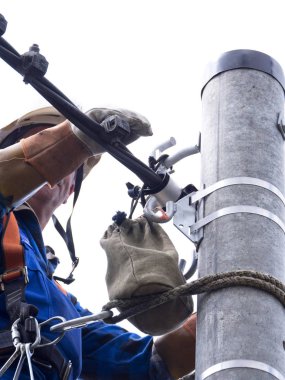 Elektrik tesisatçısının elektrik direğindeki işi.