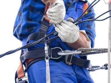 Elektrik tesisatçısının elektrik direğindeki işi.