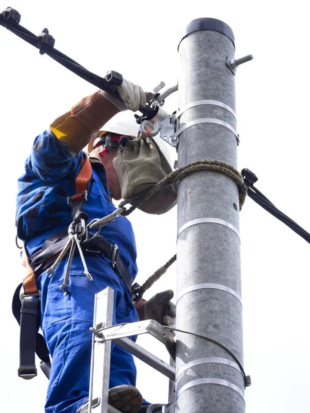 Work of an electrical installation fitter on a power pole