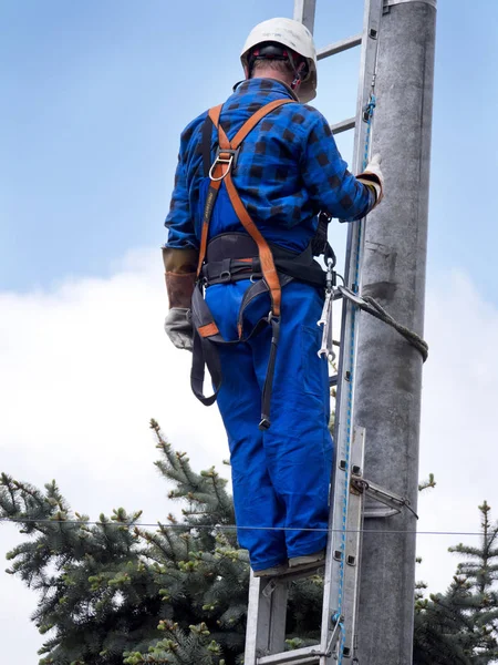 Work of an electrical installation fitter on a power pole