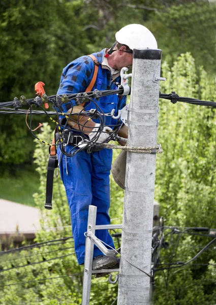 Elektrik tesisatçısının elektrik direğindeki işi.
