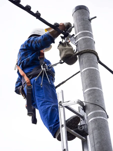 Work of an electrical installation fitter on a power pole