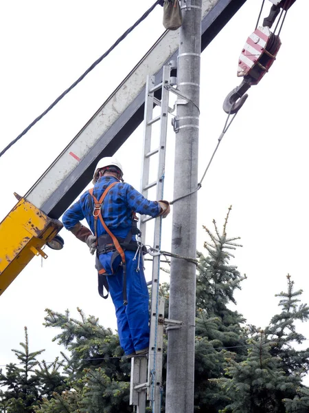 Work of an electrical installation fitter on a power pole