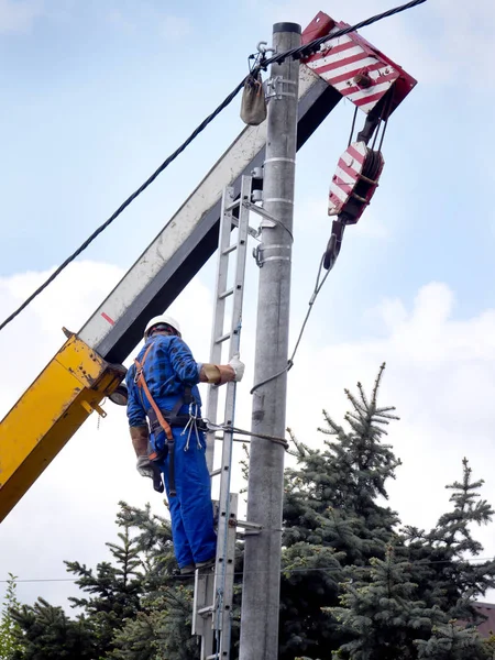 Work of an electrical installation fitter on a power pole