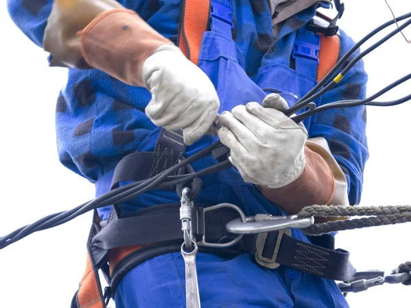 Werkzaamheden Van Een Elektrische Installateur Een Elektriciteitspaal Stockfoto