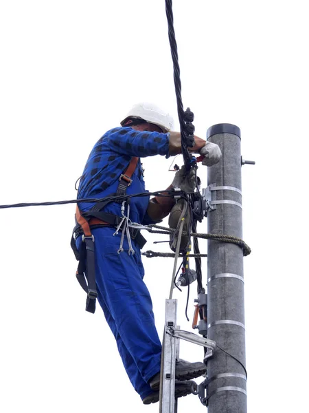 Werkzaamheden Van Een Elektrische Installateur Een Elektriciteitspaal Stockafbeelding