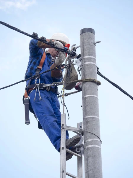 Werkzaamheden Van Een Elektrische Installateur Een Elektriciteitspaal Rechtenvrije Stockfoto's