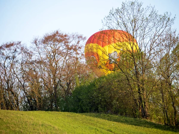 Luftballong Morgonljuset Bland Gren Träd — Stockfoto