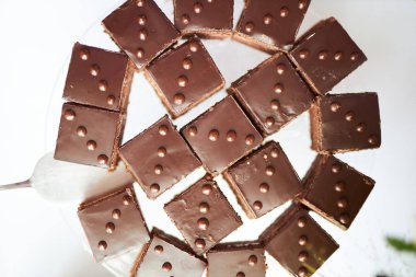 Bir şekerleme sergisinde çeşitli renkli kek çerezleri bir ekran