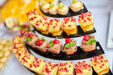 Bir şekerleme sergisinde çeşitli renkli kek çerezleri bir ekran