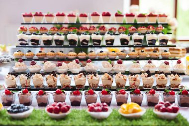 Bir şekerleme sergisinde çeşitli renkli kek çerezleri bir ekran