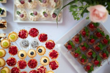 Bir şekerleme sergisinde çeşitli renkli kek çerezleri bir ekran