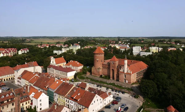 Reszel市全景 俯瞰Reszel城堡和该镇的建筑物 图库照片