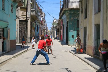 Küba, Havana - 07 Nisan, 2016: Havana, Küba, tarafından geçen ve gerçek Küba ruhu duygu turist ile onların rutin şeyler yapan insanlarla caddelerinden biri tipik bir gün