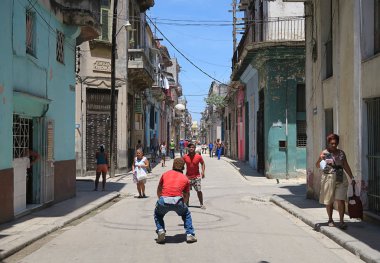 Küba, Havana - 07 Nisan, 2016: Havana, Küba, tarafından geçen ve gerçek Küba ruhu duygu turist ile onların rutin şeyler yapan insanlarla caddelerinden biri tipik bir gün