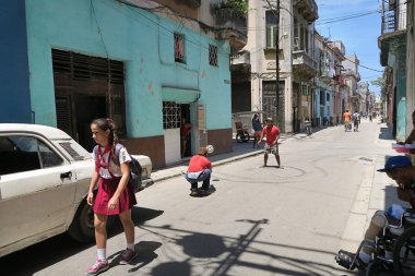 Küba, Havana - 07 Nisan, 2016: Havana, Küba, tarafından geçen ve gerçek Küba ruhu duygu turist ile onların rutin şeyler yapan insanlarla caddelerinden biri tipik bir gün