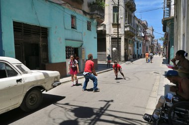Küba, Havana - 07 Nisan, 2016: Havana, Küba, tarafından geçen ve gerçek Küba ruhu duygu turist ile onların rutin şeyler yapan insanlarla caddelerinden biri tipik bir gün