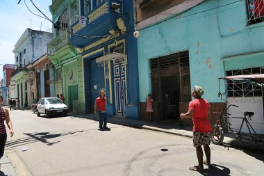 Küba, Havana - 07 Nisan, 2016: Havana, Küba, tarafından geçen ve gerçek Küba ruhu duygu turist ile onların rutin şeyler yapan insanlarla caddelerinden biri tipik bir gün