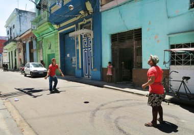 Küba, Havana - 07 Nisan, 2016: Havana, Küba, tarafından geçen ve gerçek Küba ruhu duygu turist ile onların rutin şeyler yapan insanlarla caddelerinden biri tipik bir gün