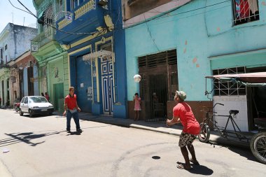 Küba, Havana - 07 Nisan, 2016: Havana, Küba, tarafından geçen ve gerçek Küba ruhu duygu turist ile onların rutin şeyler yapan insanlarla caddelerinden biri tipik bir gün