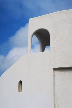 Santorini, Yunanistan, Yunan mimarisini özetini badanalı evler ile mavi gökyüzü arka plan karşı kemerli pencere eşiği 