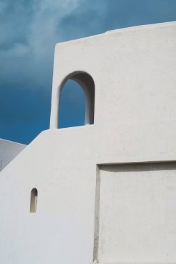Santorini, Yunanistan, Yunan mimarisini özetini badanalı evler ile mavi gökyüzü arka plan karşı kemerli pencere eşiği 