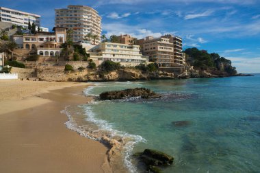 deniz ya da okyanus, kumlu plaj, evleri, oteller, yakın güzel resort palm ağaçlar, mavi gökyüzü ve beyaz bulutlar büyük güneşli gün, ilahi gün meditasyon için 