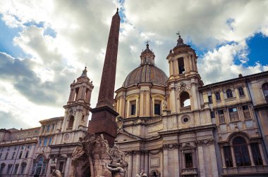 Rome, İtalya - Piazza Navona Sant Agnese Church yakınındaki bir Mısır Dikilitaş ve dört ırmak Çeşmesi ile bulutlu bir günde en önemli konumlar 