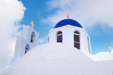 Tipik Yunan badanalı Ortodoks Kilisesi ile mavi kubbe ve altın çapraz Santorini'de