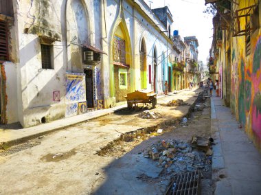 Havana, Küba - Nisan, 7, 2016: Havana, Küba, zarar, yıkık sokak dolu çöp ve çöp, onarım, yoksulluk ve kir, gecekondu, devletin gerçek hayatta bazı sakinleri sokağa görünür