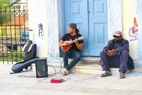 Dois músicos de rua encravando no centro de Atenas Fotografias De Stock Royalty-Free
