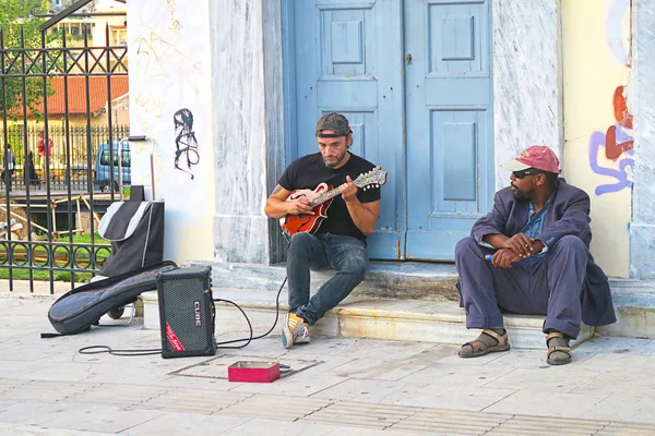 Dois músicos de rua encravando no centro de Atenas Imagem De Stock