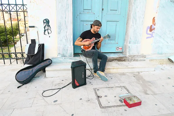 Um músico de rua legal guitarrista no centro de Atenas Imagens Royalty-Free