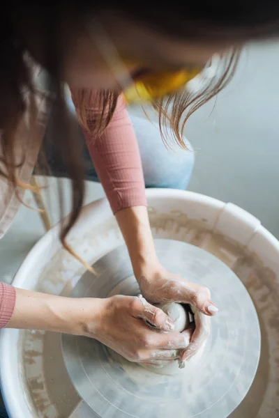 Handcrafted Potter Wheel Hands Make Clay Various Items Home Sale — Stock Photo, Image