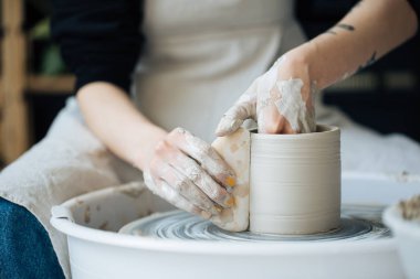 Potter's tekerlek üzerinde el işi, el ev ve satış için çeşitli öğeleri çamurdan mağazada yapacaklar ve sergisinde, seramik öğeleri el yapılır, kil kütük bir seramik tabak olur