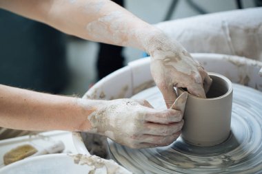 Potter's tekerlek üzerinde el işi, el ev ve satış için çeşitli öğeleri çamurdan mağazada yapacaklar ve sergisinde, seramik öğeleri el yapılır, kil kütük bir seramik tabak olur