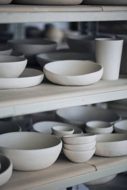 Potter's tekerlek üzerinde el işi, el ev ve satış için çeşitli öğeleri çamurdan mağazada yapacaklar ve sergisinde, seramik öğeleri el yapılır, kil kütük bir seramik tabak olur