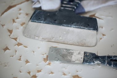 Araçları onarım için yalan kırık bir tablo, masaüstü için güzel bir arka plan, üzerinde eski bir tabloyu bir inşaat spatula