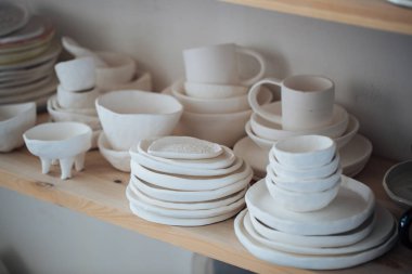 Potter's tekerlek üzerinde el işi, el ev ve satış için çeşitli öğeleri çamurdan mağazada yapacaklar ve sergisinde, seramik öğeleri el yapılır, kil kütük bir seramik tabak olur