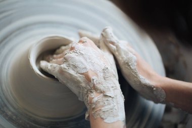 Potter's tekerlek üzerinde el işi, el ev ve satış için çeşitli öğeleri çamurdan mağazada yapacaklar ve sergisinde, seramik öğeleri el yapılır, kil kütük bir seramik tabak olur