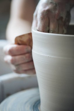 Potter's tekerlek üzerinde el işi, el ev ve satış için çeşitli öğeleri çamurdan mağazada yapacaklar ve sergisinde, seramik öğeleri el yapılır, kil kütük bir seramik tabak olur