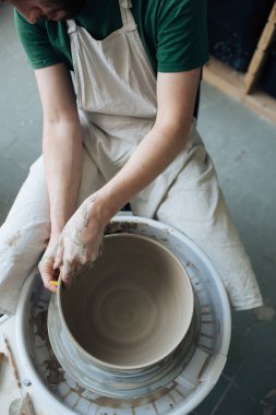 Potter's tekerlek üzerinde el işi, el ev ve satış için çeşitli öğeleri çamurdan mağazada yapacaklar ve sergisinde, seramik öğeleri el yapılır, kil kütük bir seramik tabak olur