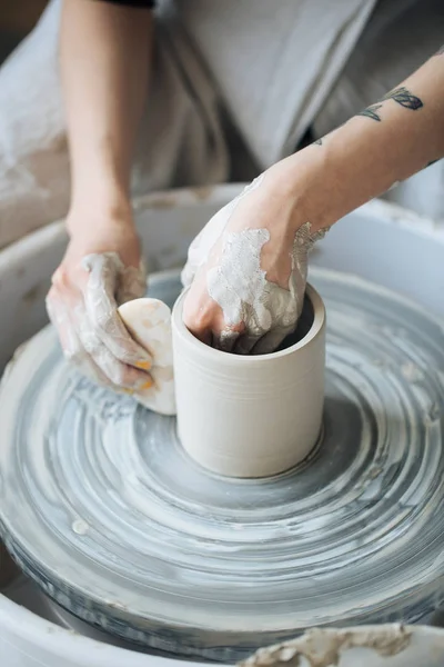 Handarbeit Auf Der Töpferscheibe Hände Machen Ton Aus Verschiedenen Gegenständen — Stockfoto