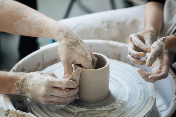 Handarbeit Auf Der Töpferscheibe Hände Machen Ton Aus Verschiedenen Gegenständen — Stockfoto