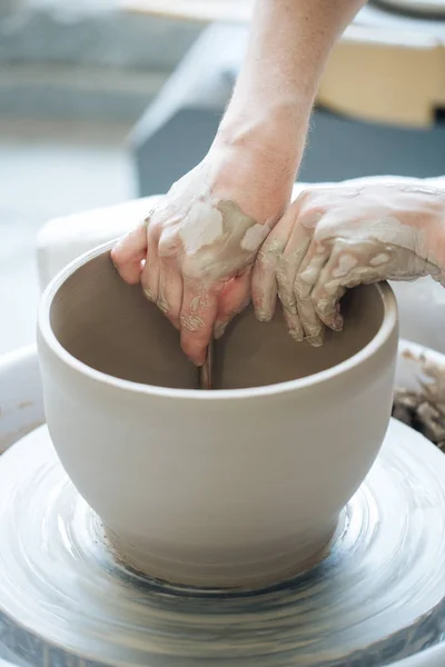 Hecho Mano Rueda Alfarero Las Manos Hacen Arcilla Varios Artículos —  Fotos de Stock